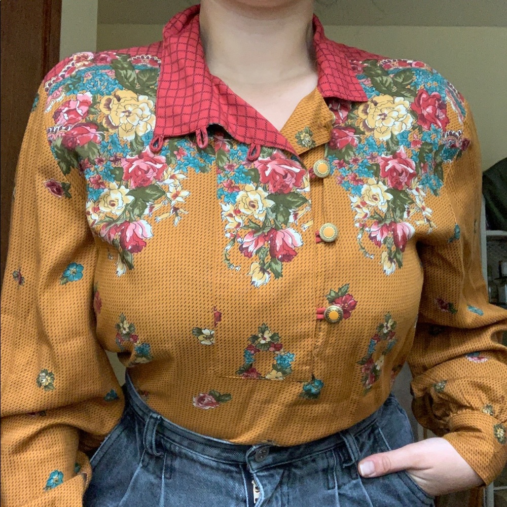 Beautiful vintage floral long sleeve blouse